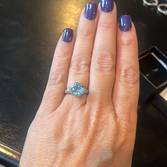 Light blue stone set in a silver setting. Approx size 6.5 never worn - Picture 3 of 5